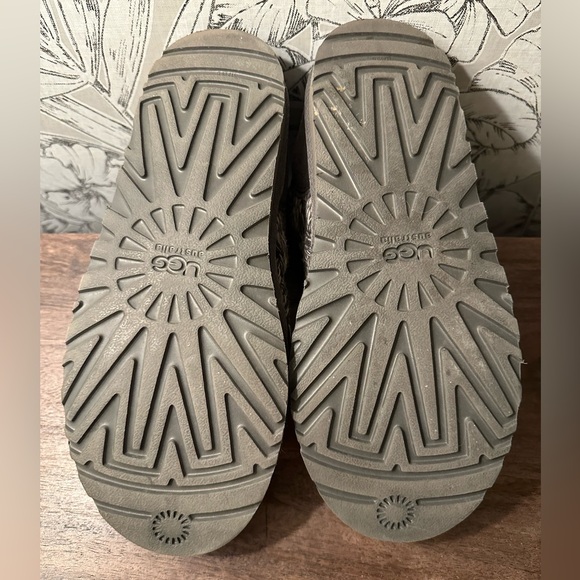 UGG ISLA HEATHERED CHARCOAL BOOTS - Women’s 9 - Picture 5 of 6